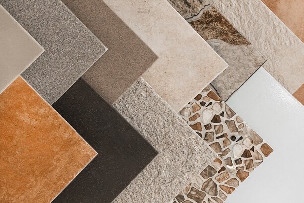 Confronto tra piastrelle effetto legno ed effetto pietra